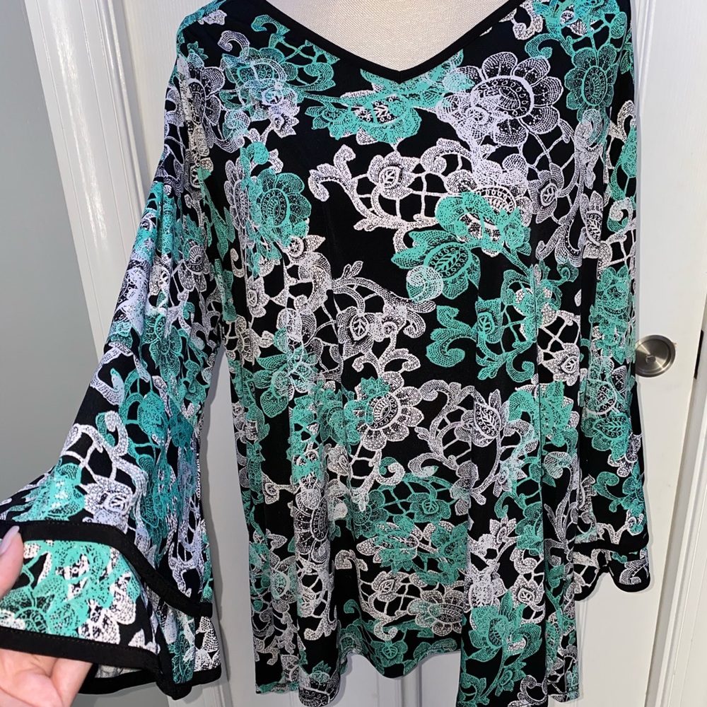 🌻BUNDLE 3 Women’s blouses for 15% off!🌻